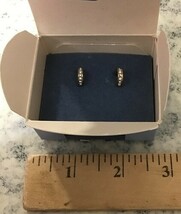 Vtg Avon Rhinestone Accent Goldstone Bar Earrings Pierced A6 - $652.86 MXN