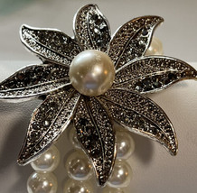 Bracelet Stretch Three Strands Faux White Pearls Silver Tone Rhinestone Flower - £13.23 GBP