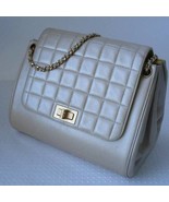 Authenticity Guarantee

Auth CHANEL Iridescent Pearly Cream Choco Bar Re... - $40,562.68 MXN