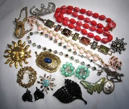 Vintage Costume Jewelry Lot Beads Necklaces Brooch Locket Bracelets C3536 - £43.42 GBP