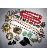 Vintage Costume Jewelry Lot Beads Necklaces Brooch Locket Bracelets C3536 - £43.02 GBP