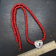 White patina Agate Amulet With 8mm Venetian Red Whiteheart Beads Necklace - $1,398.90 MXN