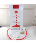 Hallmark 2024 Santa&#39;s North Pole Mini Ornament Display Stand w/ Tree Ski... - $427.17 MXN