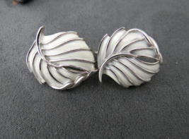 Vintage Crown Trifari Enamel Leaf Earrings Clip On Style Silver Tone 1&quot; ... - $9.99