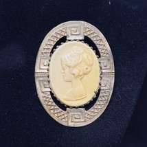 Vintage Gold Tone Cameo Brooch With C Clasp (5004) - £23.49 GBP