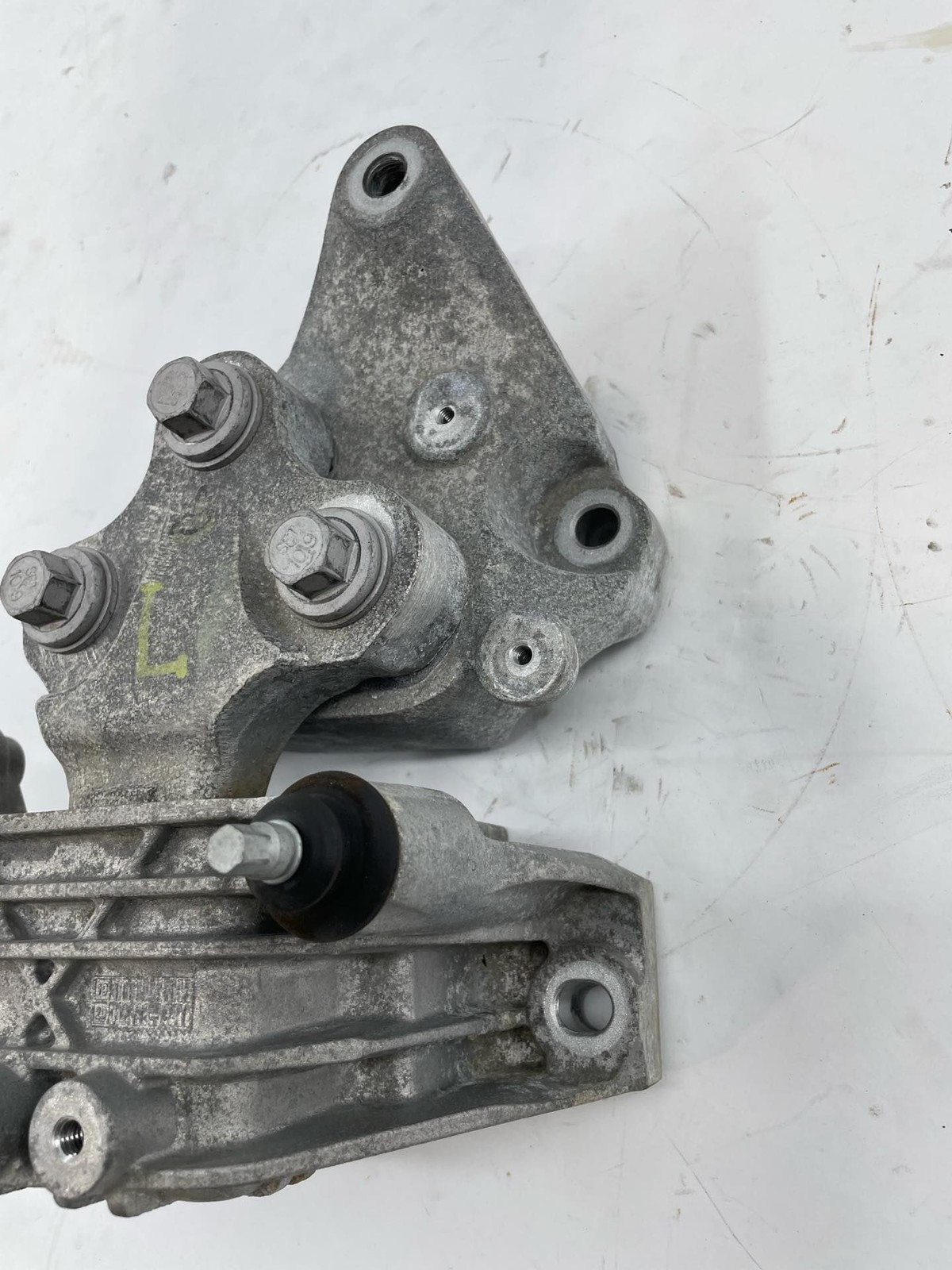2021 Chrysler Pacifica LH Driver Transmission Mount Assembly 68224742 OEM Item image 5