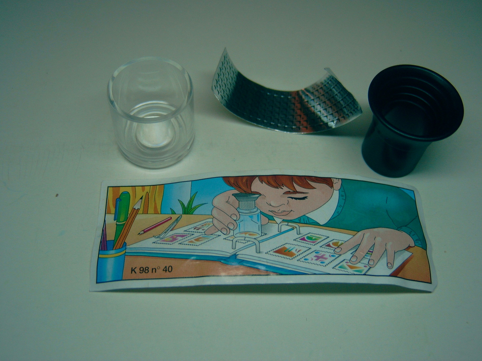 Kinder - K98 40 Magnifying glass on foot + paper + sticker - surprise egg - $1.50
