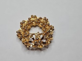 Vintage Gold Tone Christmas Wreath Pin/Brooch, 1.5&#39;&#39; Diameter - £9.70 GBP