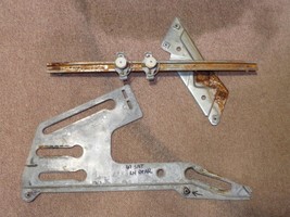 1967 Plymouth Satellite LH Rear Window Track &amp; Hardware 2839584 66 Belve... - €156,79 EUR