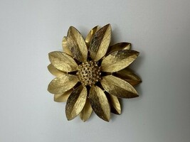 Vintage Sarah Coventry Gold Flower Brooch 5.6cm - £13.34 GBP