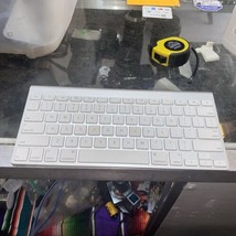 Apple A1314 Wireless Keyboard MC184LL/A  White Keys Aluminum Metal Base 2 AA - £17.98 GBP