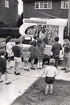 CHILDREN GETTING ICE CREAM FROM LYONS MAID ICE CREAM TRUCK 4X6 POSTCARD - $8.99