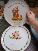 Pair Holly Hobbie  1973 Christmas Mother&#39;s Day  Round Trim Collector  Plate - £15.54 GBP