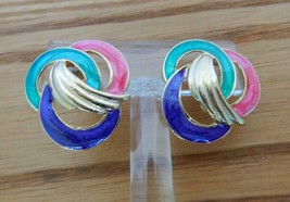 Vtg 1980&#39;s gold tone &amp; metallic enamel pink green &amp; blue circles post earrings - £9.43 GBP