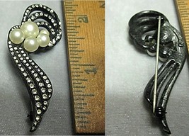 Pin #  33 rhinestones and pearl like beads - £2.40 GBP