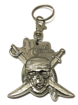 Disney Pirates of the Caribbean VINTAGE Metal Skull &amp; Swords Keychain Clip - £9.49 GBP