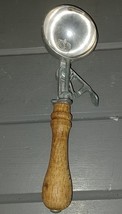 Vintage Travco Ice Cream Scoop Wood Handle Scooper - $165.67 MXN