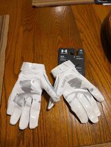 Under Armour UA F8 Adult Football Receivers Running Back Gloves SMALL Wh... - $30.91