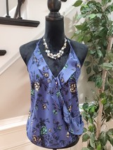 ASTR Women&#39;s Blue Floral 100% Ruffle V-Neck Sleeveless Casual Top Blouse Medium - £18.09 GBP