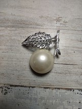 Vintage Signed Sarah Coventry Silver Tone Floral Brooch w/ Large Faux Pearl 1.5&quot; - £9.33 GBP