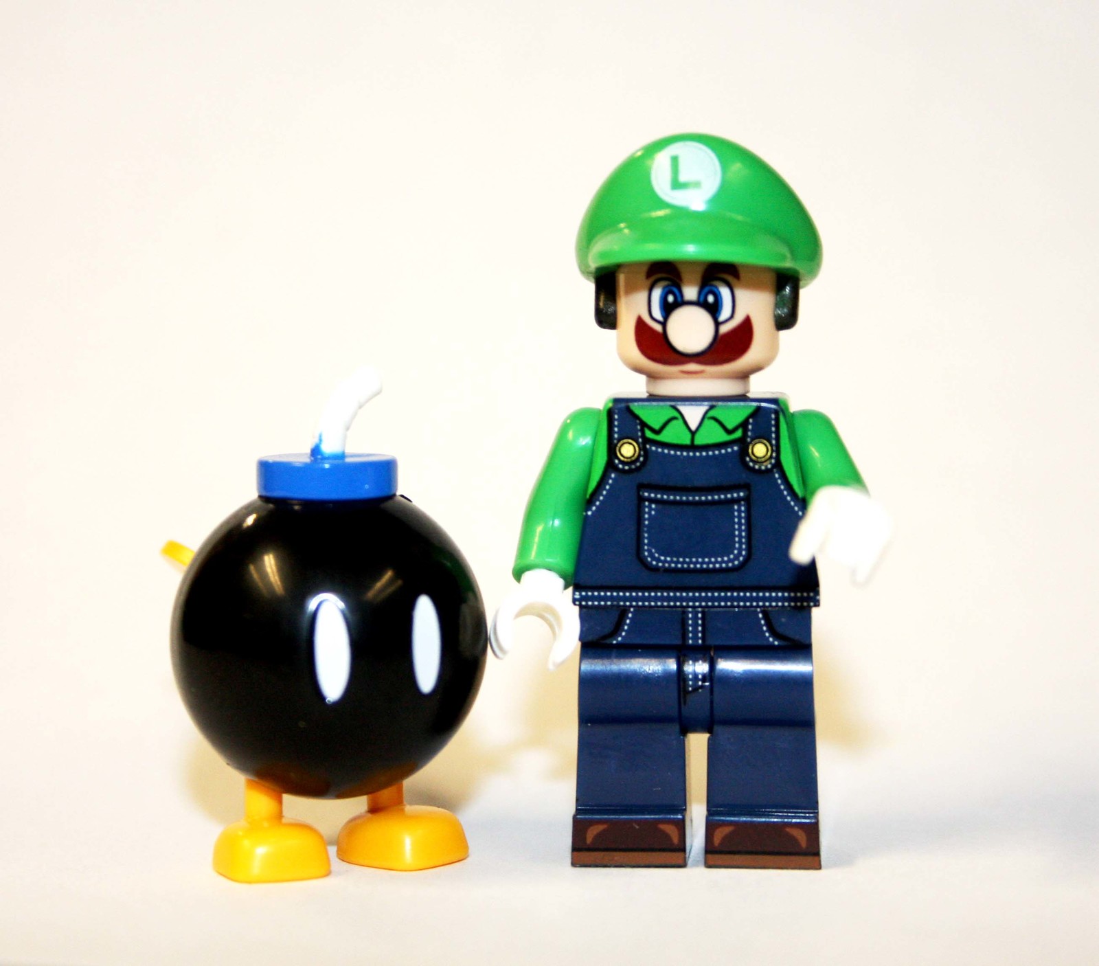 Building Luigi With Bomb The Super Mario Bros. Movie Minifigure Custom - $7.25