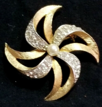 Vtg Costume Brooch Gold Tone Pinwheel Faux Pearl Euc Fab Rhinestones A8 - £8.17 GBP