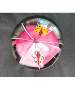 Vintage art glass paper weight  pink flower with 2 butterfly - $373.19 MXN
