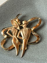 Vintage Large JJ Signed Goldtone Art Deco Man &amp; Woman in Ribbon Outline Pin - £13.34 GBP