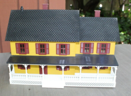 MTH 30-9015 O Gauge RailKing Yellow w/ Red Shutters Country Farm House - $35.63