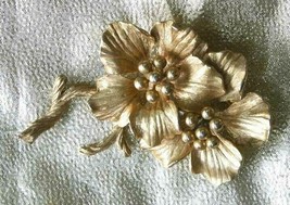 Elegant Textured Gold-tone Two Flowers Brooch 1960s vintage 2 5/8&quot; - £9.83 GBP