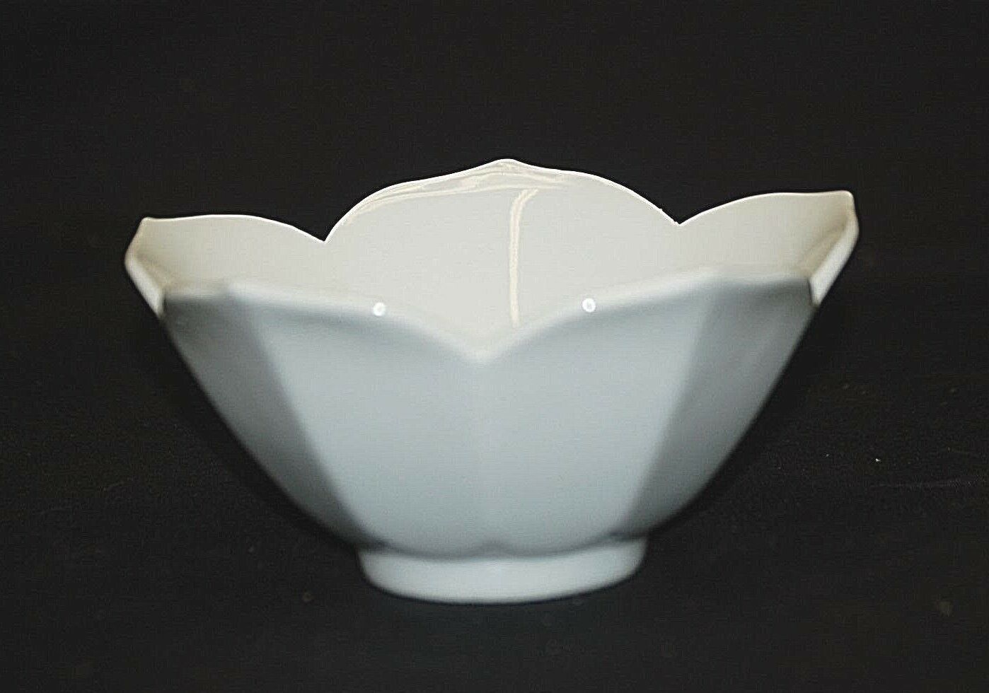Primary image for Classic Asian Style White Flower Petal Pattern Rice Soup Bowl & Scalloped Edge a
