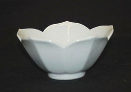 Classic Asian Style White Flower Petal Pattern Rice Soup Bowl &amp; Scallope... - $12.86