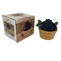 David Carter Brown Farmstand Berry Basket Salt And Pepper Shaker Set New - $29.57