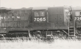 Penn Central Railroad PC #7065 GP9 Electromotive Train B&amp;W Photo Jeffersonville - £7.56 GBP