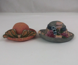 Vintage Set Of 2 Women&#39;s Wide Brim Hats 1.5&quot; x 2.5&quot; Figurines - €8,52 EUR