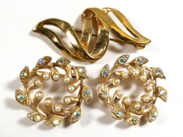 Vtg Lot Of 3 Gold Tone Metal Pearl Faux Crystal Wreath Ribbon Pin Brooch - £20.46 GBP