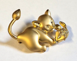 Cat with Rhinestone Mouse Brooch Pin Brushed Goldtone 2&quot; Wide - £4.02 GBP