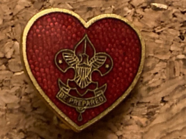 Vintage Gold Tone Red Enamel Be Prepared Boy Scout Heart Pin BSA - $166.26 MXN
