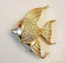 VTG Angel Fish Figural PIN Textured Goldtone Red Rhinestone Eye Statemen... - £15.51 GBP
