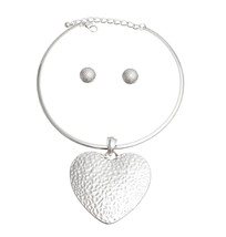 Silver Hammered Heart Pendant Rigid Choker Drop Fashion Necklace 16&quot; &amp; Ear Stud - £31.33 GBP