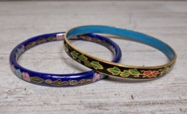 2 Vintage Cloisonne Goldtone Enamel Flower Floral Bangle Bracelets Blue Black - $9.03