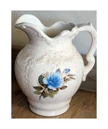 Vintage 1983 Arnel&#39;s Pottery Pitcher Vase Ornate Painted Blue Rose 7&quot; High - $256.42 MXN