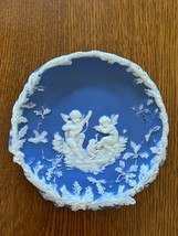 Vintage Small Blue w White Music Playing Cherubs &amp; Dancing Frog Decorative Plate - £8.89 GBP