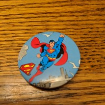 Vintage Pinback Button  Dc Super Hero Superman Flying Logo 1.5&quot;Wide - £9.06 GBP