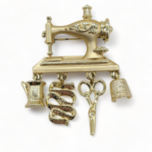 Vintage Danecraft Signed Gold Tone Sewing Machine Maker&#39;s Charm Brooch - £11.71 GBP