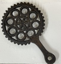 VINTAGE BLACK CAST IRON 3 FOOTED WITH HANDLE TRIVET #538 Spiral Circle - $21.98