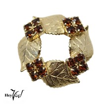 Vintage Wreath Pin Brooch Goldtone w Prong Set Red Rhinestones 1.25&quot; - Hey Viv - £17.58 GBP