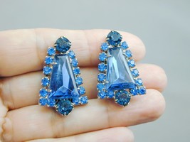 Gorgeous Vintage Blue Rhinestone Clip Earrings Unusual Shape Stones RUNWAY - £23.90 GBP