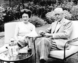 Duke Of Windsor 8X10 Photo Duchess Relaxing In Garden - £7.29 GBP