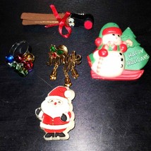 Really cute little vintage Christmas lot of brooches and one ring - $380.30 MXN